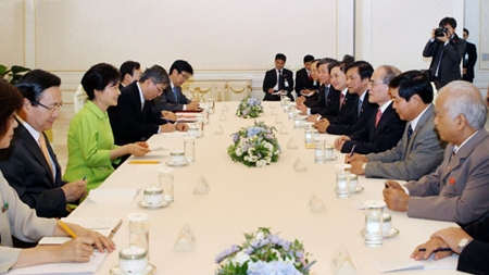 Chủ tịch Quốc hội Nguyễn Sinh Hùng trao đổi với Tổng thống Park Geun-hye. Ảnh: vov.vn