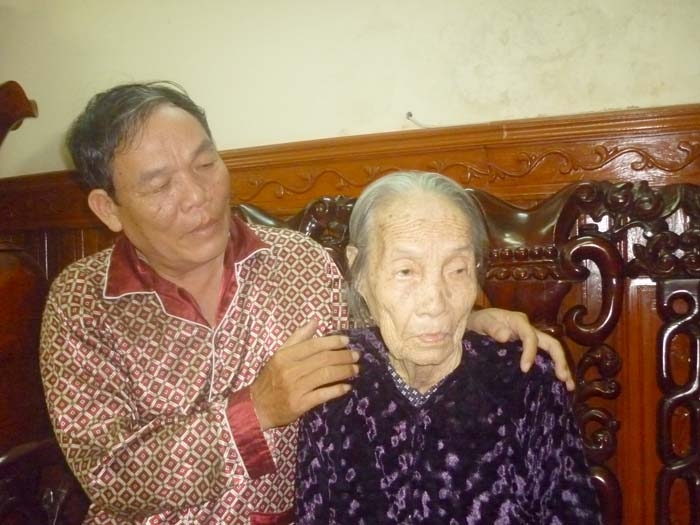 Ông Nguyễn Tấn Việt, một trong 2 người con còn sống vẫn luôn bên cạnh quan tâm chăm sóc mẹ VNAH  Phạm Thị Lộc
