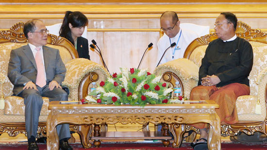  Chủ tịch Thượng viện kiêm Chủ tịch Quốc hội Liên bang Mianma Khin Aung Myint tiếp Chủ tịch Quốc hội Nguyễn Sinh Hùng (Ảnh: TTXVN)