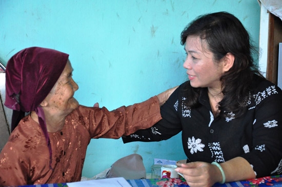 Thăm hỏi Bà Mẹ VNAH Nguyễn Thị Cật tại xã Tịnh Thiện, Sơn Tịnh