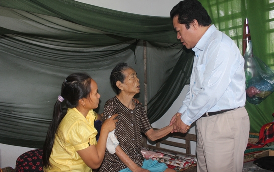 Thăm hỏi sức khỏe Mẹ VNAH Phan Thị Pha ngụ tại xã Phổ Vinh, Đức Phổ