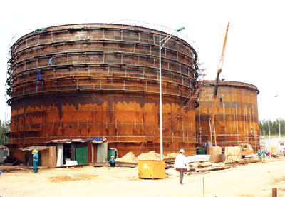 Bể chứa nhiên liệu của Nhà máy Bio-Ethanol Dung Quất trong quá trình hoàn thiện.