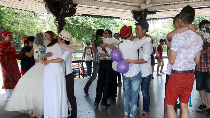 Đám cưới tập thể của người đồng tính ở Hà Nội - Ảnh: Nga Linh