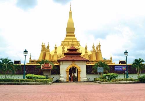 Biểu tượng của nước Lào - chùa That Luang.                   
