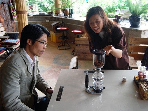 Xay cà phê chồn… và giới thiệu cách pha chế bằng bộ pha syphon với du khách