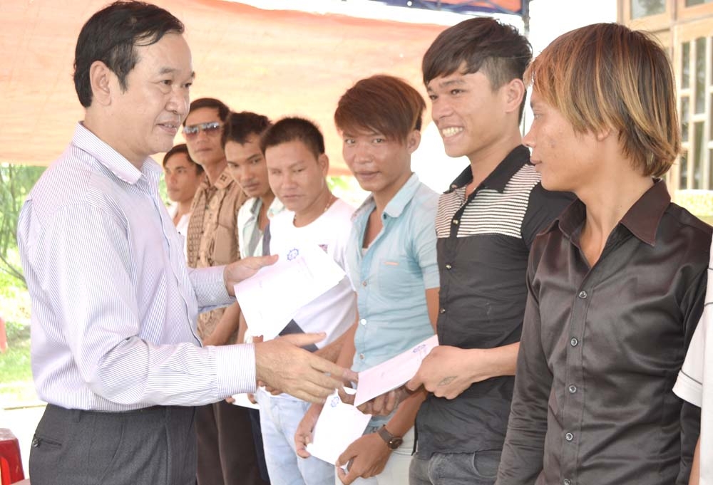Ông P{han Huy Hoàng- Phó G Đ Sở NN&PTNT, Chủ tịch Hội nghề cá Quảng Ngãi trao tiền hỗ tor75 cho các ngư dân tàu