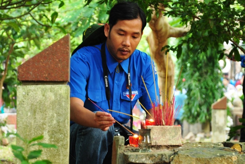 Thế hệ trẻ Quảng Ngãi thắp hương cho các anh hùng liệt sỹ ở Nghĩa trang Hàng Dương