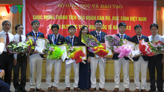Thứ trưởng Nguyễn Thị Nghĩa tặng Bằng khen cho các em
