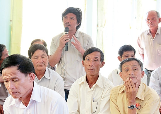  Người dân bày tỏ ý kiến tại cuộc đối thoại với Bí thư Huyện uỷ Nghĩa Hành.