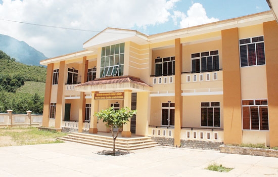 Trường học ở xã Trà Hiệp (Trà Bồng) được đầu tư xây dựng khang trang.                                                                                  Ảnh: B.SƠN