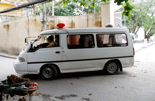 Chiếc xe chở thi thể tử tù Anh Tuấn về an táng - Ảnh: Hà An