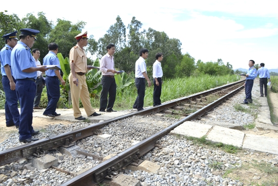 Kiểm tra điểm giao nhau giữa đường sắt và đường ngang dân sinh tại xóm 8, thôn Phước Bình, xã Bình Nguyên (Bình Sơn)