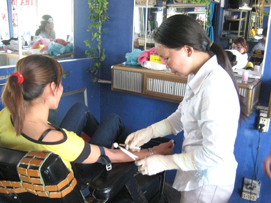  Lấy mẫu xét nghiệm HIV định kỳ đối với nhân viên hành nghề cắt tóc trên địa bàn thành phố Quảng Ngãi.