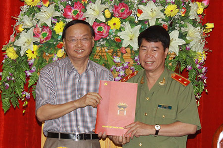 Đồng chí Tô Huy Rứa trao Quyết định của Bộ Chính trị cho đồng chí Bùi Văn Nam về việc điều động, phân công đồng chí Bùi Văn Nam giữ chức vụ Thứ trưởng Bộ Công an.