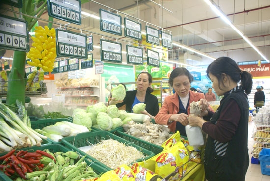 Người tiêu dùng chọn mua sản phẩm của Quảng Ngãi bày bán tại siêu thị Co.op Mart.