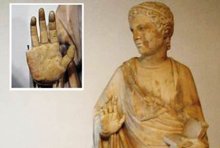 Ngón tay út của bức tượng đã bi du khách làm gãy