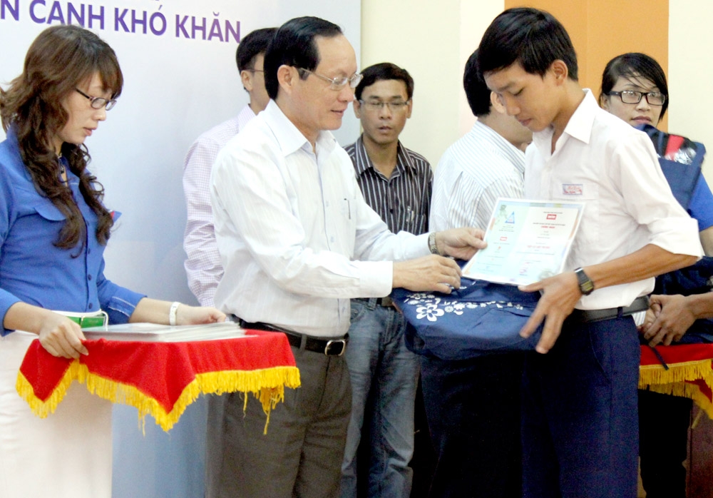 Phó Bí thư Thường trực Tỉnh ủy Quảng Ngãi Phạm Minh Toản trao học bổng cho các tân sinh viên nghèo năm 2012