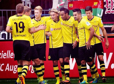 Các cầu thủ Dortmund mừng bàn thắng. Ảnh: Reuters