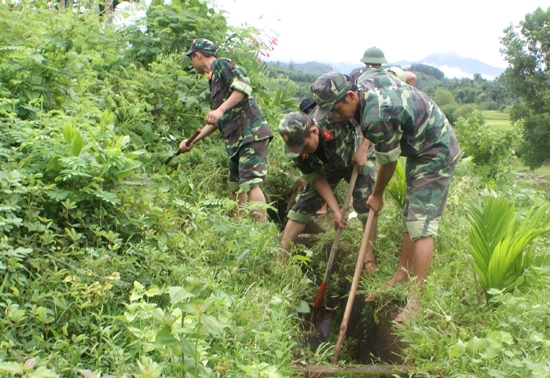 Bộ đội nạo vét kênh mương, giúp dân Tà Pa đưa nước về đồng ruộng.