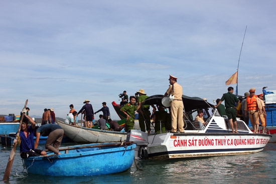 Lực lượng chức năng tiến hành giải tỏa, ngăn chặn người dân vào khu vực tàu cổ