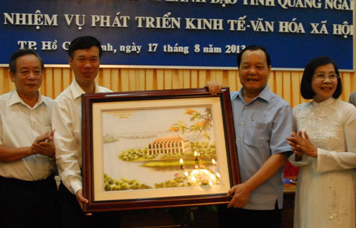 Ông Lê Thanh Hải - Ủy viên Bộ Chính trị, Bí thư Thành ủy TP HCM - tặng quà lưu niệm cho cho lãnh đạo tỉnh Quảng Ngãi 