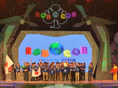 Đội Nhật Bản nhận cúp vô địch ABU Robocon 2013