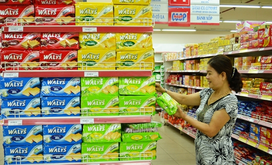  Người tiêu dùng chọn mua hàng tại Siêu thị Co.op Mart Quảng Ngãi.