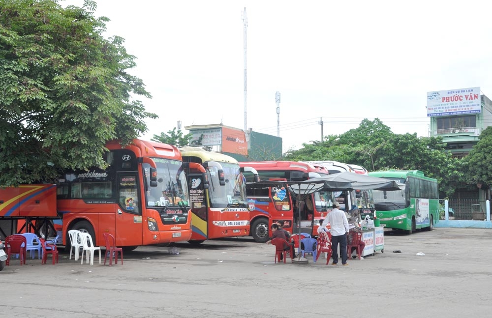 Xe khách tuyến cố định tại Bến xe khách Quảng Ngãi.