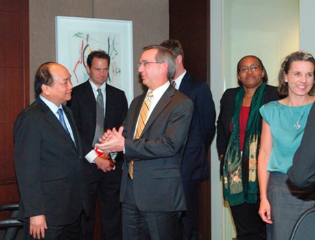  Phó Thủ tướng Nguyễn Xuân Phúc trao đổi với các đại biểu Cơ quan Điều phối AIDS toàn cầu. Ảnh: VGP/Lê Sơn