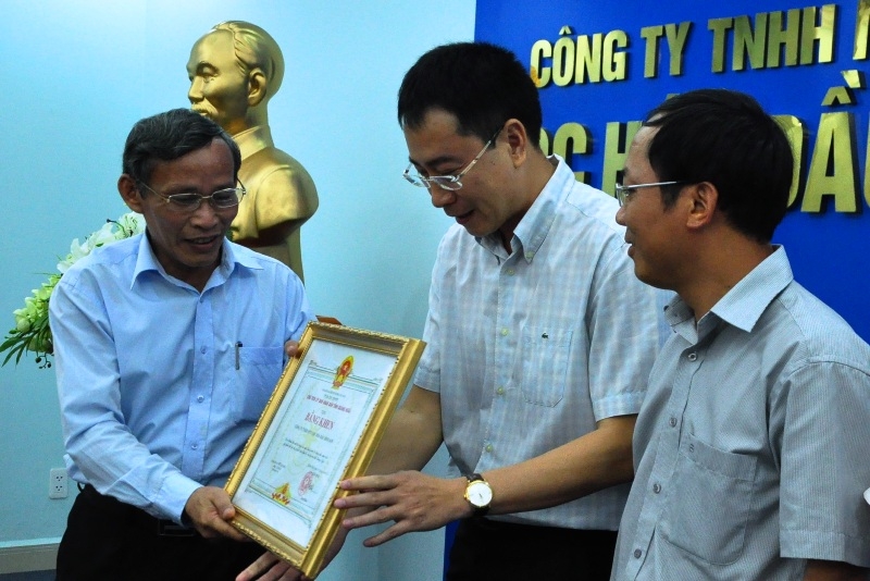 Chủ tịch UBND tinh Cao Khoa trao Bằng khen của UBND tỉnh cho đại diện Công ty TNHH Một thành viên Lọc hóa dầu Bình Sơn