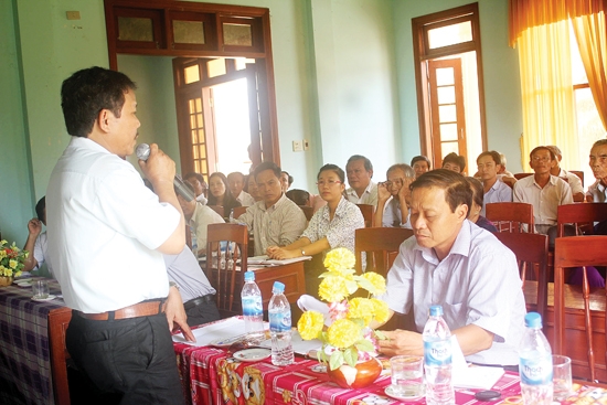 Lãnh đạo Phòng NN&PTNT trả lời kiến nghị của nhân dân xã Trà Phú.
