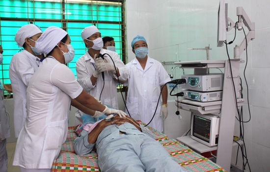 Các bác sĩ BV lao và bệnh phổi Quảng Ngãi đang tiến hành nội soi phế quản ống mềm cho bệnh nhân