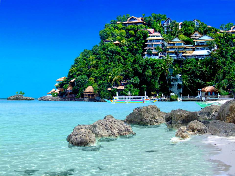 Trong số 7.107 hòn đảo lớn nhỏ của Philippines, Borocay tuy là một trong những hòn đảo bé nhỏ nhất nhưng lại là một trong những hòn đảo xinh đẹp nhất, với bãi biển cát trắng như pha lê mềm mịn trải dài và nước biển xanh trong như ngọc vỗ về bờ cát.