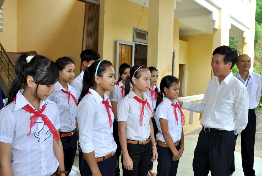 Bí thư Tỉnh ủy Võ Văn Thưởng hỏi thăm tình hình học tập, sinh hoạt của học sinh Trường THCS Dân tộc nội trú Sơn Hà.