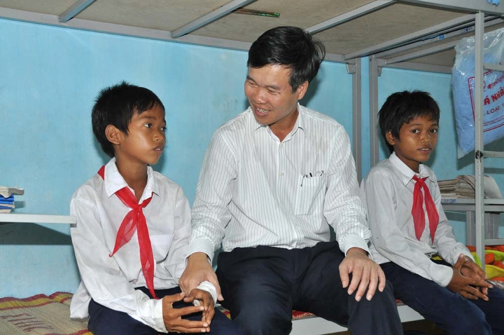 Bí thư Tỉnh ủy đã đến thăm Trường Bán trú dân nuôi tại xã Sơn Thủy, ngôi trường mà trước đó Báo Tuổi Trẻ đã xây tặng.