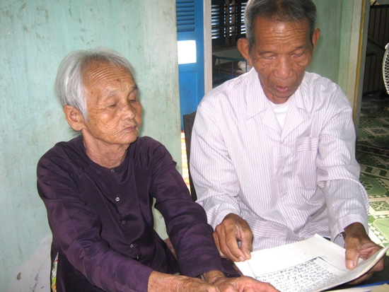  Vợ chồng Đại tá Trần Ngọc Giao xúc động xem lại những lá thư cũ.