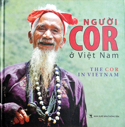 Bìa sách ảnh “Người Cor ở Việt Nam”.