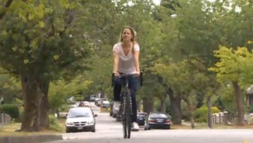 Kayla Smith và chiếc xe đạp bị đánh cắp - Ảnh: CBC