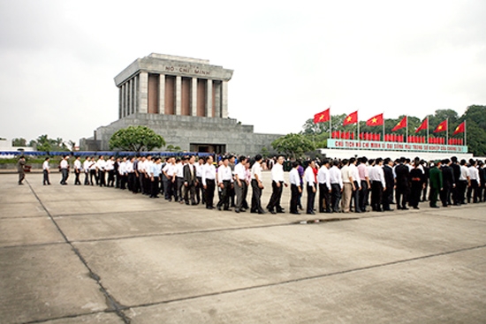 Quảng trường Ba Đình trong ngày tuyên bố độc lập 2.9.1945 và hiện nay.  