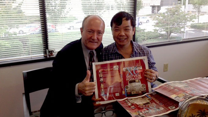 Ông Nguyễn Văn Phước - giám đốc Trí Việt - mang mẫu bìa sách mới sang Atlanta gặp gỡ Larry Berman vào ngày 21-8 để ông duyệt trước khi in tại VN - Ảnh: First News