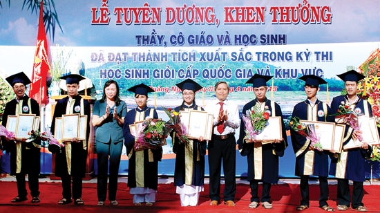 Lãnh đạo tỉnh khen thưởng học sinh Trường THPT chuyên Lê Khiết đoạt giải học sinh giỏi cấp quốc gia.