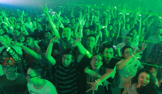 Gần 5,000 bạn trẻ yêu nhạc bất chấp cơn mưa nặng hạt đã có mặt tại SECC và bùng nổ cùng đêm nhạc. Heineken Live Access 2013 đã mang đến cho khán giả hâm mộ bia Heineken tại Việt Nam một trải nghiệm âm nhạc xứng tầm đẳng cấp quốc tế.