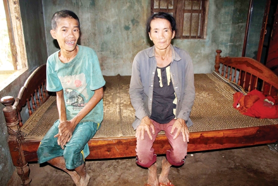 Hai mẹ con bà Trần Thị Thơm trong căn nhà  tuềnh toàng.