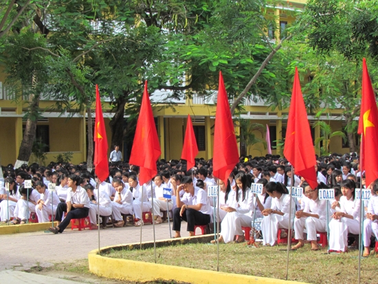 Học sin h Trường THPT Trần Quốc Tuấn trong lễ khai giảng.