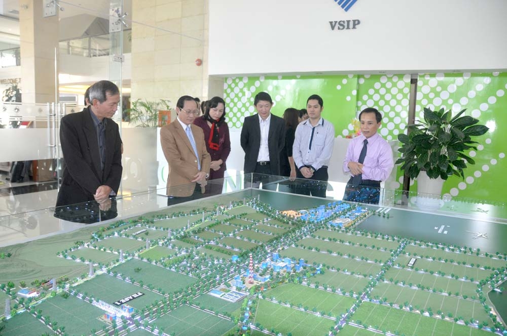 Lãnh đạo tỉnh Quảng Ngãi tìm hiểu mô hình đầu tư của VSIP Quảng Ngãi.