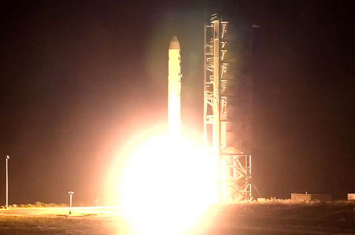 Tên lửa đẩy rời bệ phóng trên đảo Wallops - Ảnh: NASA