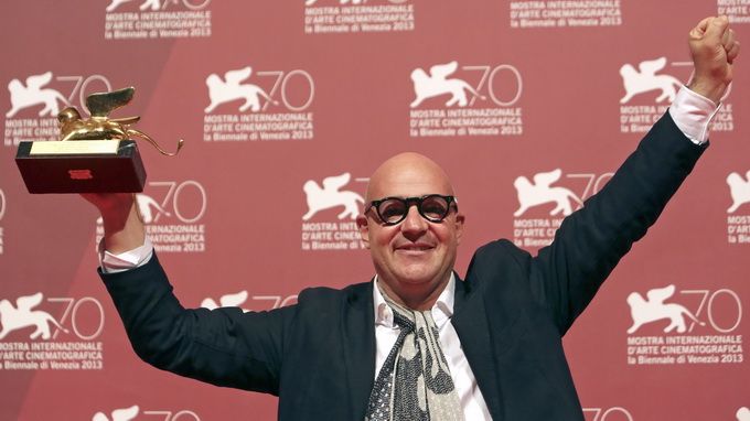 Đạo diễn người Ý Gianfranco Rosi chiến thắng giải Sư tử Vàng với bộ phim hay nhất - Ảnh: Reuters