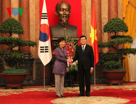 Chủ tịch nước Trương Tấn Sang và Tổng thống Hàn Quốc Park Geun-hye (trái)
