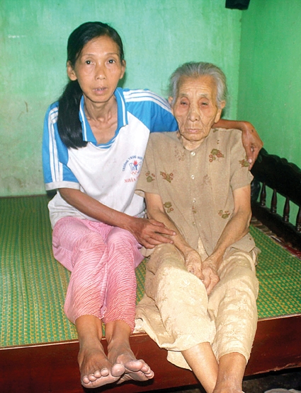 Chị Võ Thị Huệ vượt qua nỗi đau bệnh tật để chăm cụ Nguyễn Thị Đối.