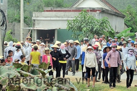    Một số người dân quá khích tụ tập trước UBND xã Nghi Phương (Nghi Lộc).  Ảnh: Báo Nghệ An